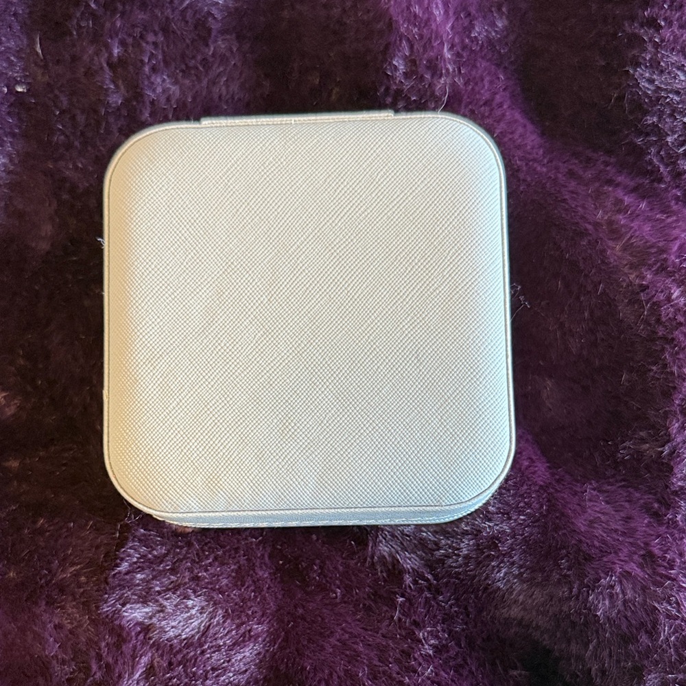 Travel jewelry case